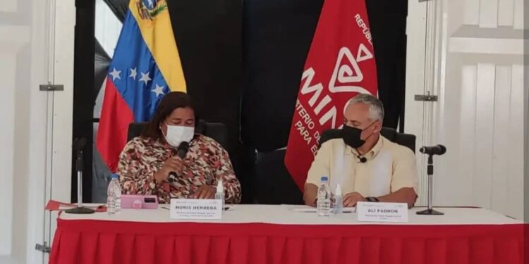 Ministerios de Turismo y Comunas firmaron convenio para promover la economía sustentable 1 Ambos sectores se vincularán para para generar un Sistema Económico Comunal Venezolano.