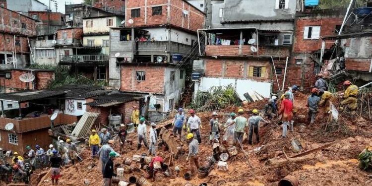 Lluvias dejan 28 muertos y tres mil familias desalojadas en Sao Paulo