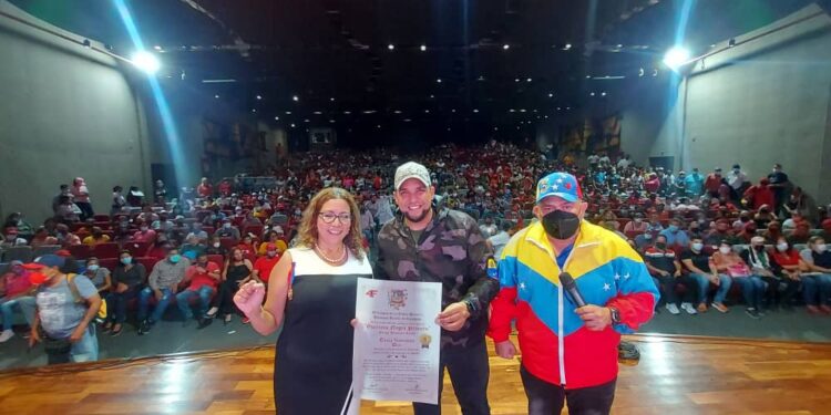 Entregaron reconocimiento a la "dedicación, constancia y compromiso" a Tania Díaz 1 Diputada de la AN y periodista, Tania Díaz