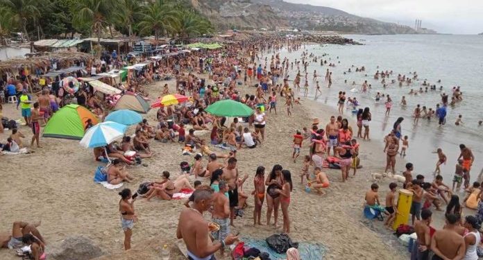 Playas de La Guaira repletas en Carnaval 1 Playa vista general Cirilo hernandez 696x522 1