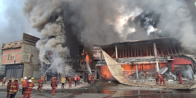 Remigio Ceballos: Acumulación de combustible provocó incendio en local de Bello Monte 1 a1a36943fba74f2482e817d7c12367f9