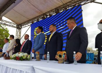 Alcalde Ernesto Paraqueima hizo entrega de reconocimientos.