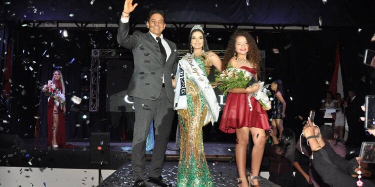 Las hermosas reinas junto al alcalde de El Tigre, Ernesto Paraqueima.