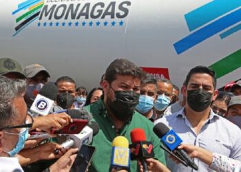 Gobernador de Monagas, Ernesto Luna dando detalles a la empresa de la restauración de Gasmaca