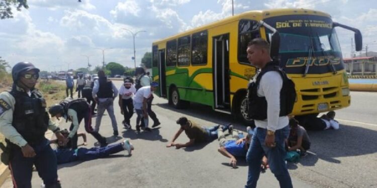 En el operativo incautaron teléfonos, armas, un bolso