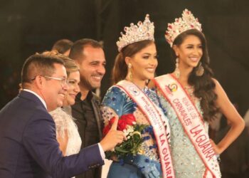 Autoridades coronaron a la soberana de los carnavales turísticos La Guaira.