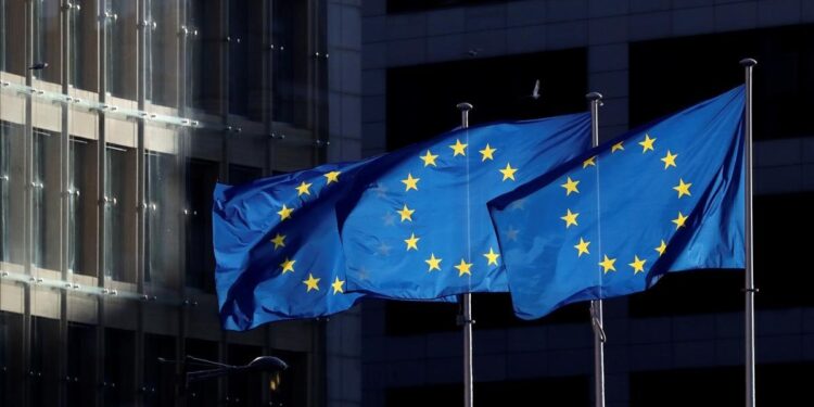 UE convocó al embajador de Rusia para condenar ofensiva en Ucrania 1 Los jefes de estado y de gobierno de los países de la UE mantendrán este jueves en Bruselas una cumbre de emergencia para discutir la situación en Ucrania y adoptar un nuevo paquete de sanciones.