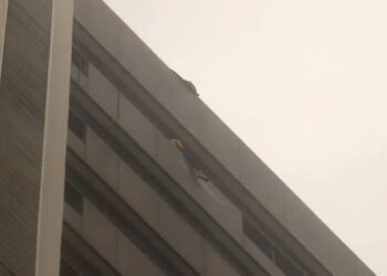 Aparentemente el motivo del suicido sería una discusión con su hermano.