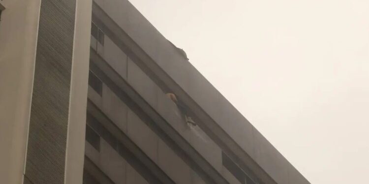 Venezolano se lanza desde el piso 17 de un edificio en Ecuador 1 Aparentemente el motivo del suicido sería una discusión con su hermano.