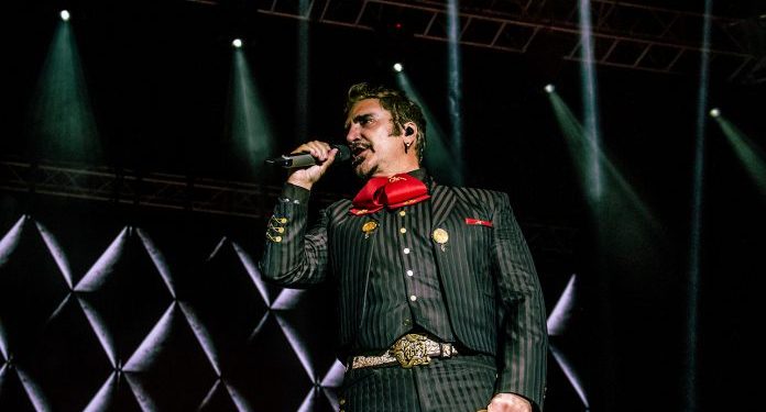 Alejandro Fernández enamoró a miles de venezolanas con su "Tour Hecho en México" 1 "El Potrillo" sorprendió a los venezolanos con su regreso, después de 11 años