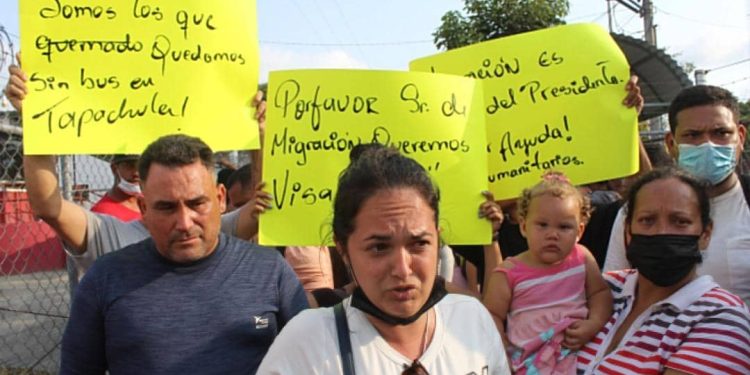 Venezolanos y cubanos protestaron por visas en frontera de México y Guatemala 1 Protesta de venezolanos y cubanos por visas.
