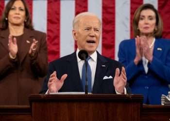 Biden anuncia cierre del espacio aéreo de EE.UU. a las aerolíneas rusas