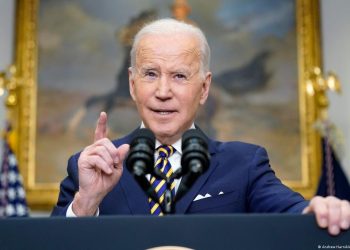 Biden prohibe importación de petróleo y gas ruso