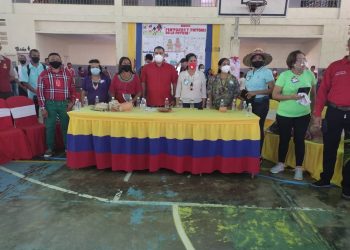 Alcalde Cheo Maldonado junto a a autoridades educativas e indígenas.