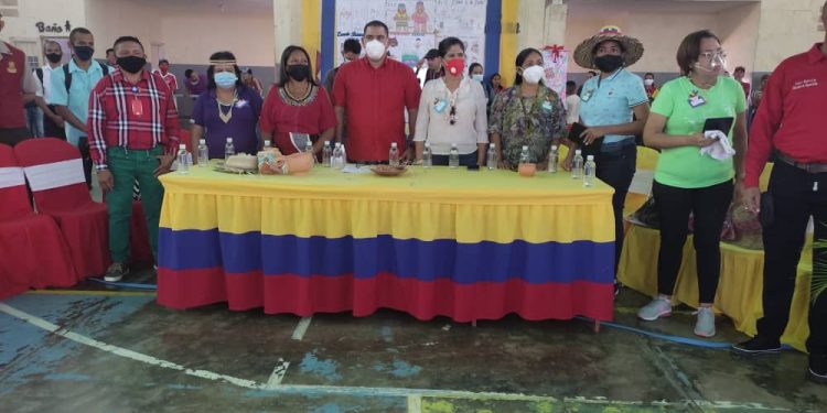 Monagas: Alcalde del municipio Sotillo conmemora Día Nacional del Niño indígena 1 Alcalde Cheo Maldonado junto a a autoridades educativas e indígenas.