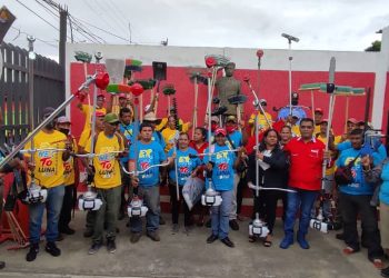 El alcalde Carlos Requena realizó la entrega de insumos de limpieza a los trabajadores del municipio Libertador.