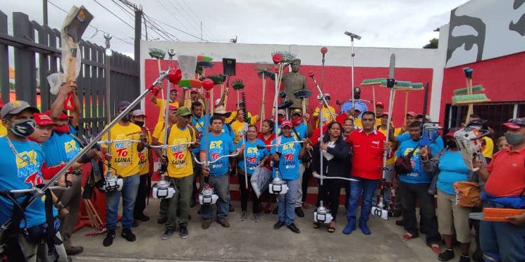 Monagas: Alcalde Carlos Requena arranca plan de embellecimiento en el municipio Libertador 1 El alcalde Carlos Requena realizó la entrega de insumos de limpieza a los trabajadores del municipio Libertador.