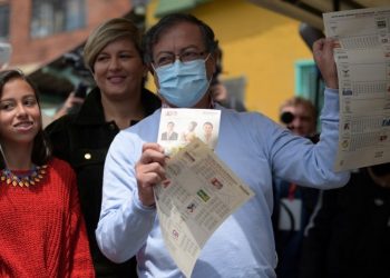Petro vence en las primarias en Colombia