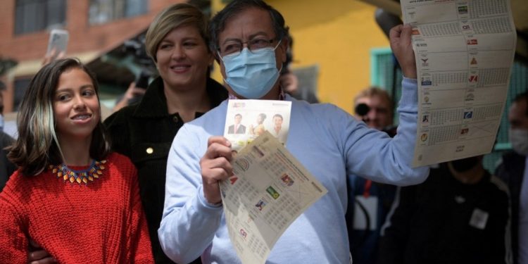 Petro vence en las primarias en Colombia