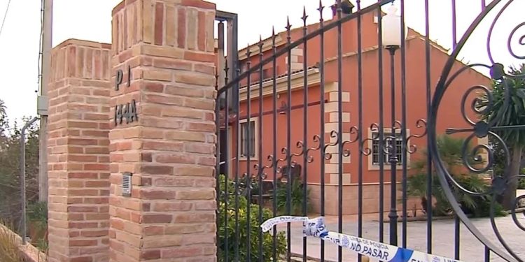 Menor de 13 años mató a su madre y a su hermano por no dejarlo usar su celular