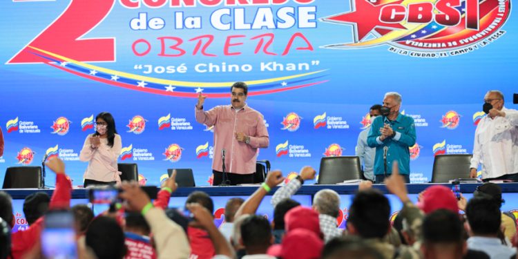 Presidente Maduro aumenta el salario mínimo a medio petro
