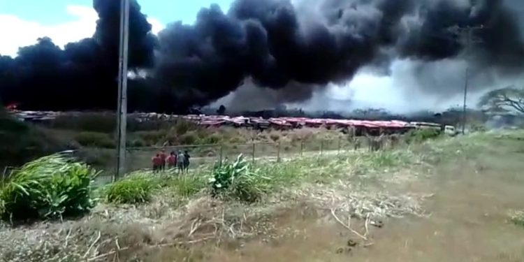 Incendio destruye depósito de autobuses Yutong en Yaracuy 1 FNL8mgxXsAgOUC4