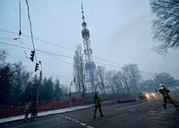 Rusia bombardea la torre de televisión de Kiev.