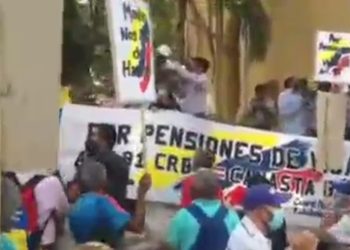 Trabajadores jubilados y pensionados de IVSS protestan en Caracas