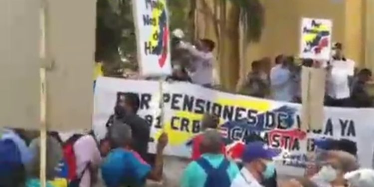 Trabajadores jubilados y pensionados de IVSS protestan en Caracas