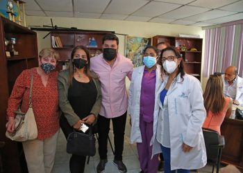 Gobernador de Monagas, Ernesto Luna junto a médicos de esa entidad.