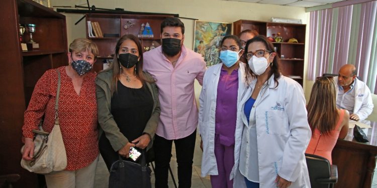 Gobernador de Monagas, Ernesto Luna junto a médicos de esa entidad.