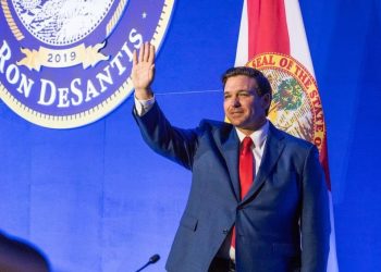 Gobernador de Florida crítica fuertemente a Biden por visita de delegación a Venezuela