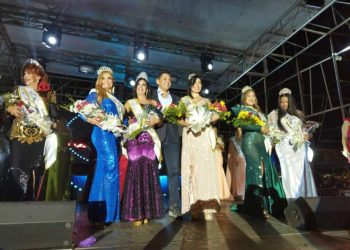 Las hermosas reinas posan ante los medios de comunicación, junto al alcalde Paraqueima.