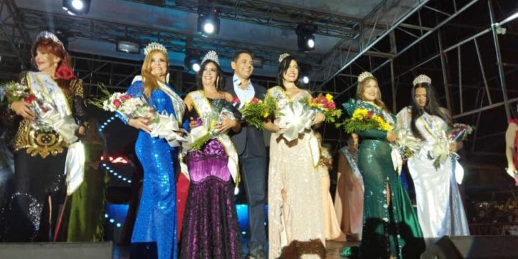 El Tigre: Señora Bonita y Diva Diamante forman parte de las reinas del carnaval 1 Las hermosas reinas posan ante los medios de comunicación, junto al alcalde Paraqueima.