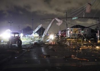 Tornado deja un muerto y destrucción a su paso por Estados Unidos