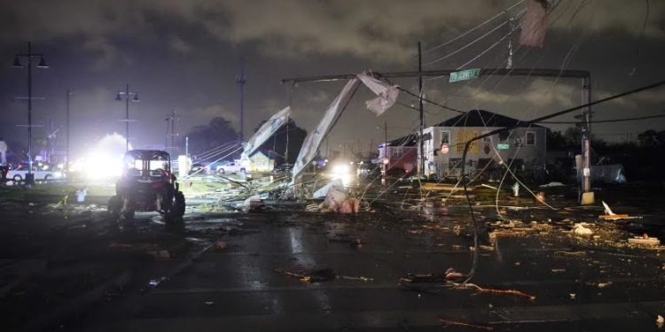 Tornado deja un muerto y destrucción a su paso por Estados Unidos