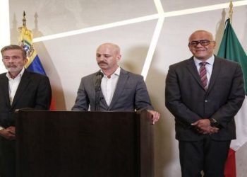 Diplomático Efraín Guadarrama se reunió con gobierno y oposición