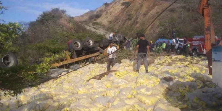 Dos muertos al volcar gandola en la autopista en autopista Caracas-La Guaira 1 La gandola transportaba harina.