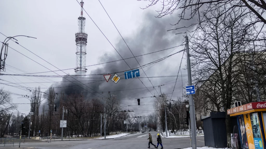 humo saliendo torre television kiev ucrania sexto dia invasion rusa 98
