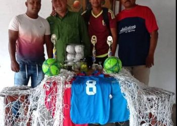 Alcalde Eduardo Maurera hizo entrega del material deportivo.