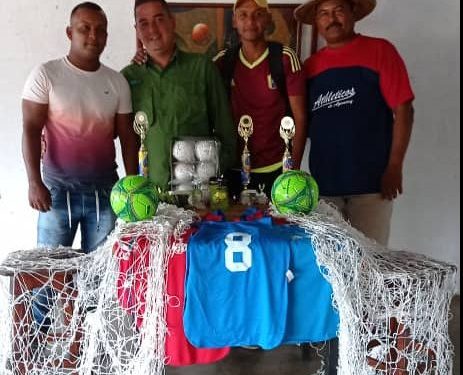 Alcalde de Aguasay dota de material deportivo a jugadores de fútbol y softbol 1 Alcalde Eduardo Maurera hizo entrega del material deportivo.