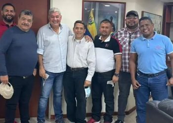 Gobernador de Apure, Eduardo Piñate con parte de  la junta directiva de Uraplast.