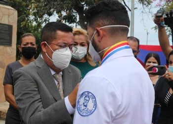 Alcalde de Vargas, José Manuel Suárez, condecoró a médicos guaireños.