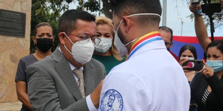 Alcalde Suárez otorga reconocimiento a médicos por el día de Vargas 1 Alcalde de Vargas, José Manuel Suárez, condecoró a médicos guaireños.