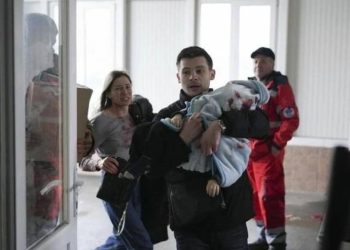 Padres con su hijo en brazos.