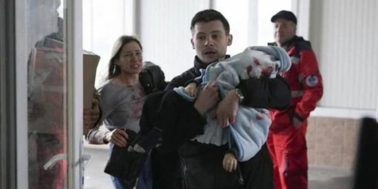 Padres con su hijo en brazos.