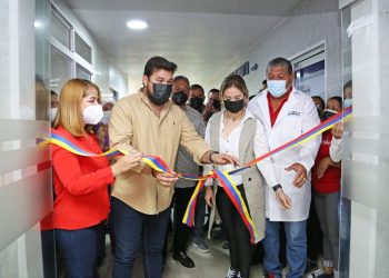 Gobernador de Monagas junto a la primera dama, reinauguran UCI-P del HUMNT.