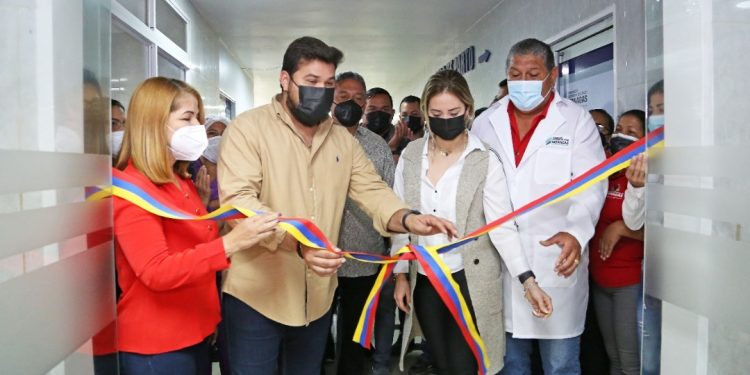 Gobernador de Monagas junto a la primera dama, reinauguran UCI-P del HUMNT.