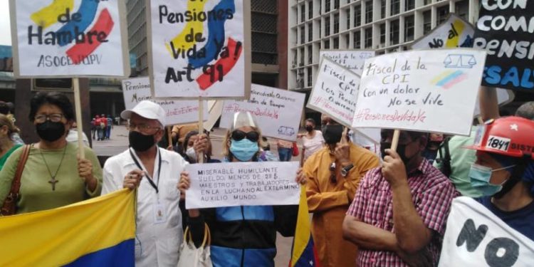 Pensionados y jubilados exigen respuestas a peticiones entregadas al IVSS 1 Protesta de pensionados