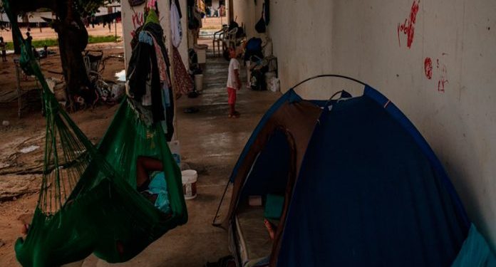 Indígenas venezolanos son desalojados a la fuerza de un albergue en Brasil 1 Waraos venezolanos Brasil 696x443 1